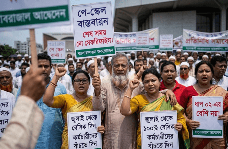কর্মচারীদের দেয়ালে পিঠ